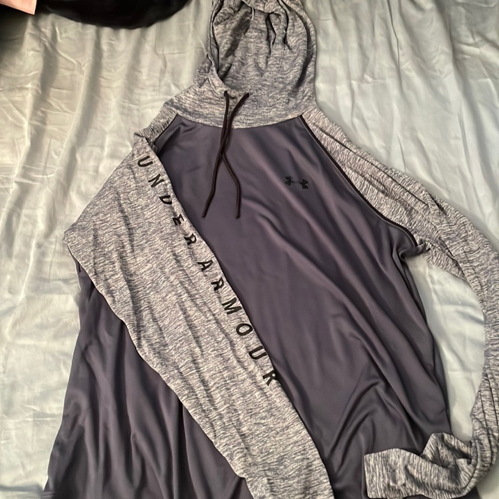 Under Armour hooded sweatshirt size XL